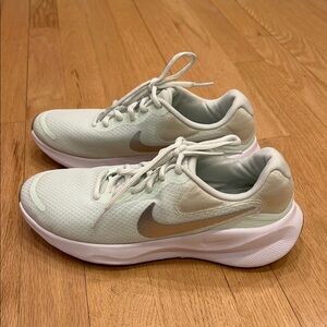 Nike Green Athletic Running Shoes